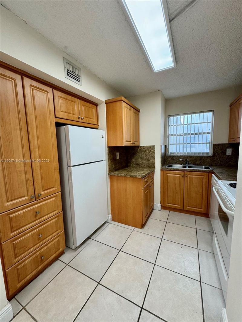 8810 Fontainebleau Blvd, Unit 318, Miami, FL 33172 Photo