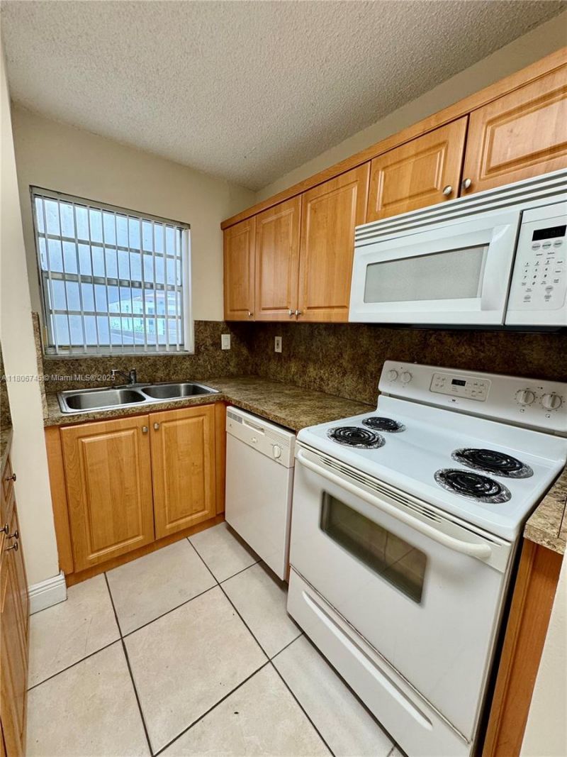 8810 Fontainebleau Blvd, Unit 318, Miami, FL 33172 Photo