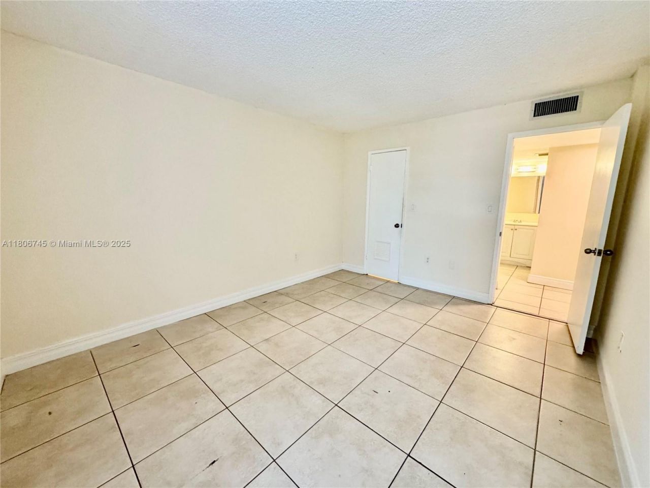 8810 Fontainebleau Blvd, Unit 318, Miami, FL 33172 Photo