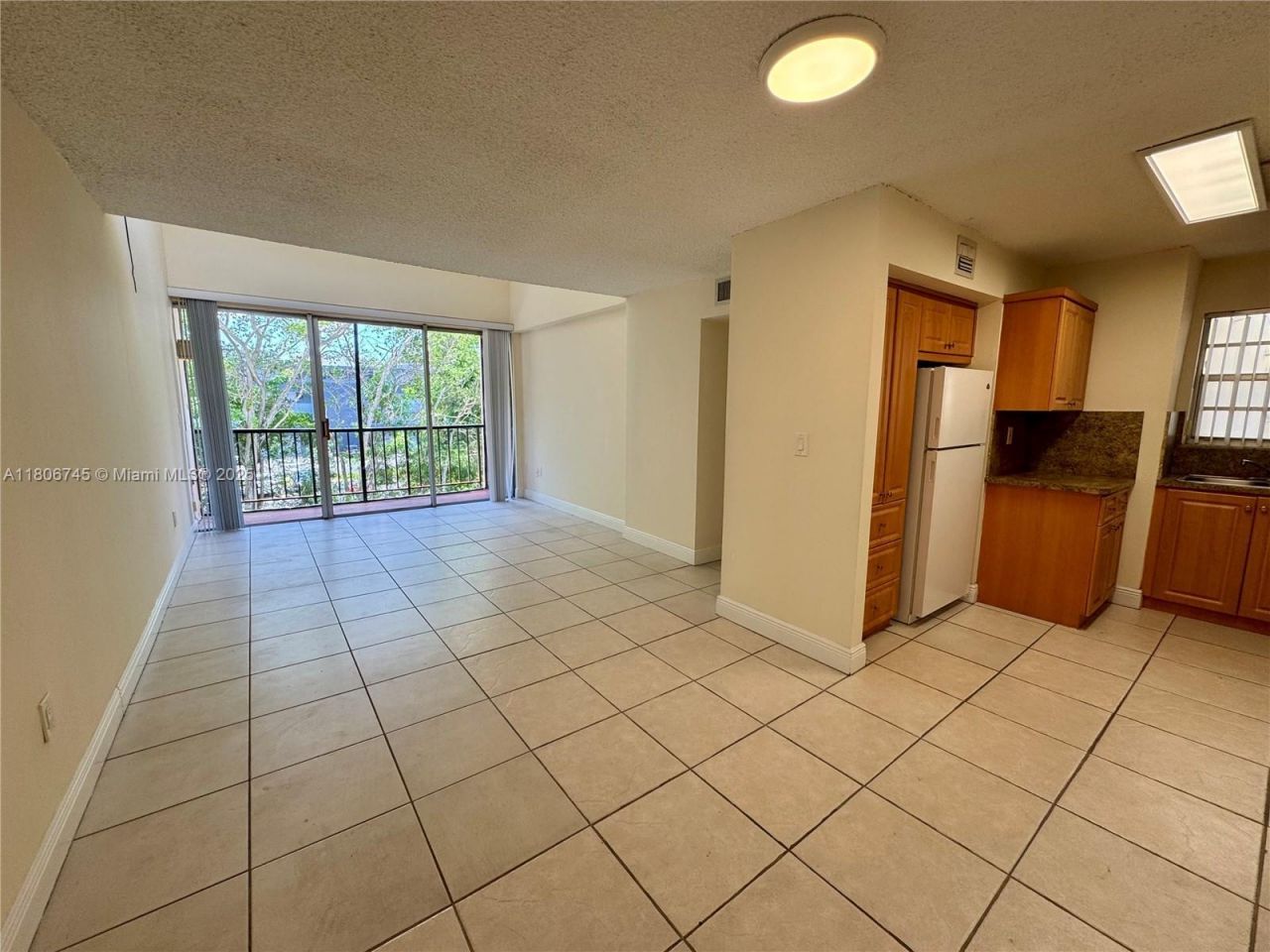 8810 Fontainebleau Blvd, Unit 318, Miami, FL 33172 Photo