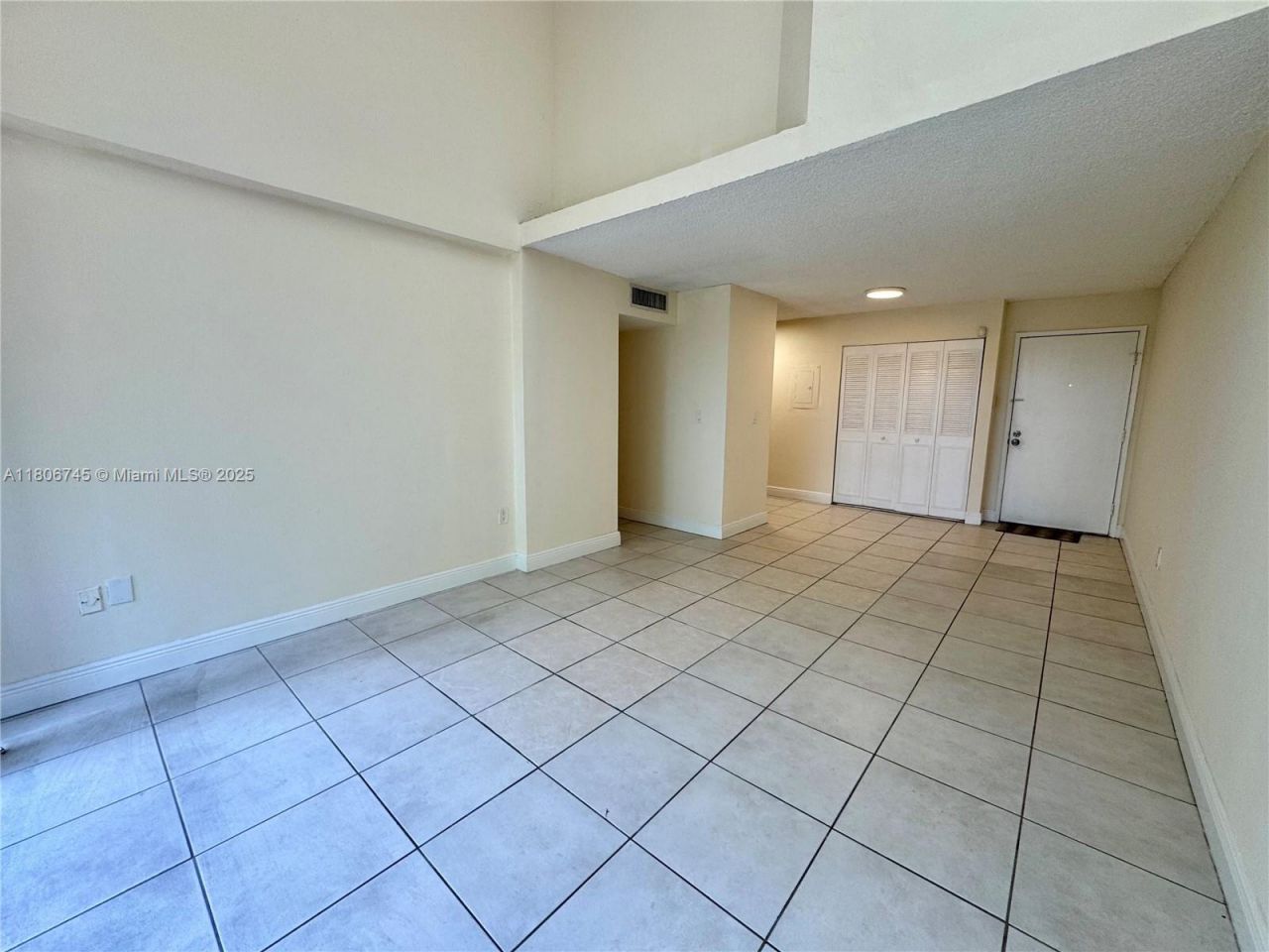8810 Fontainebleau Blvd, Unit 318, Miami, FL 33172 Photo