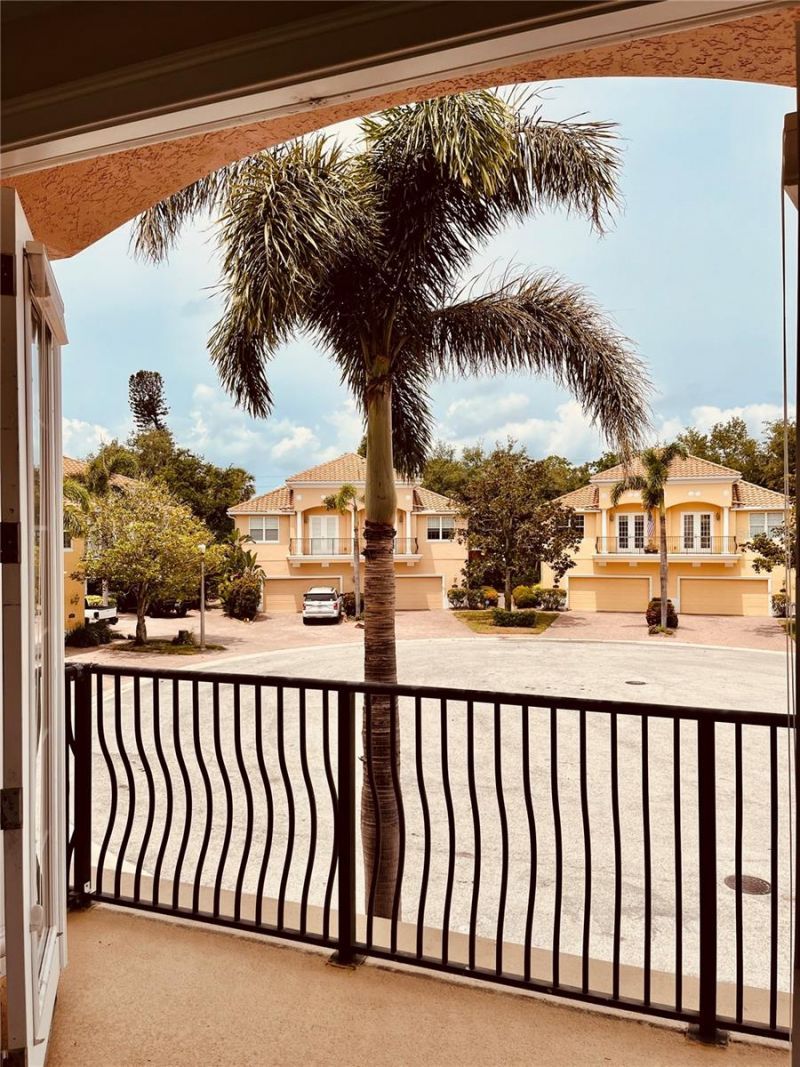 184 Banyan Bay Drive, Saint Petersburg, FL 33705 Photo