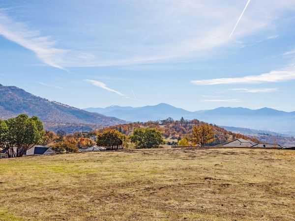 5637 Springview Court, Medford, OR 97504