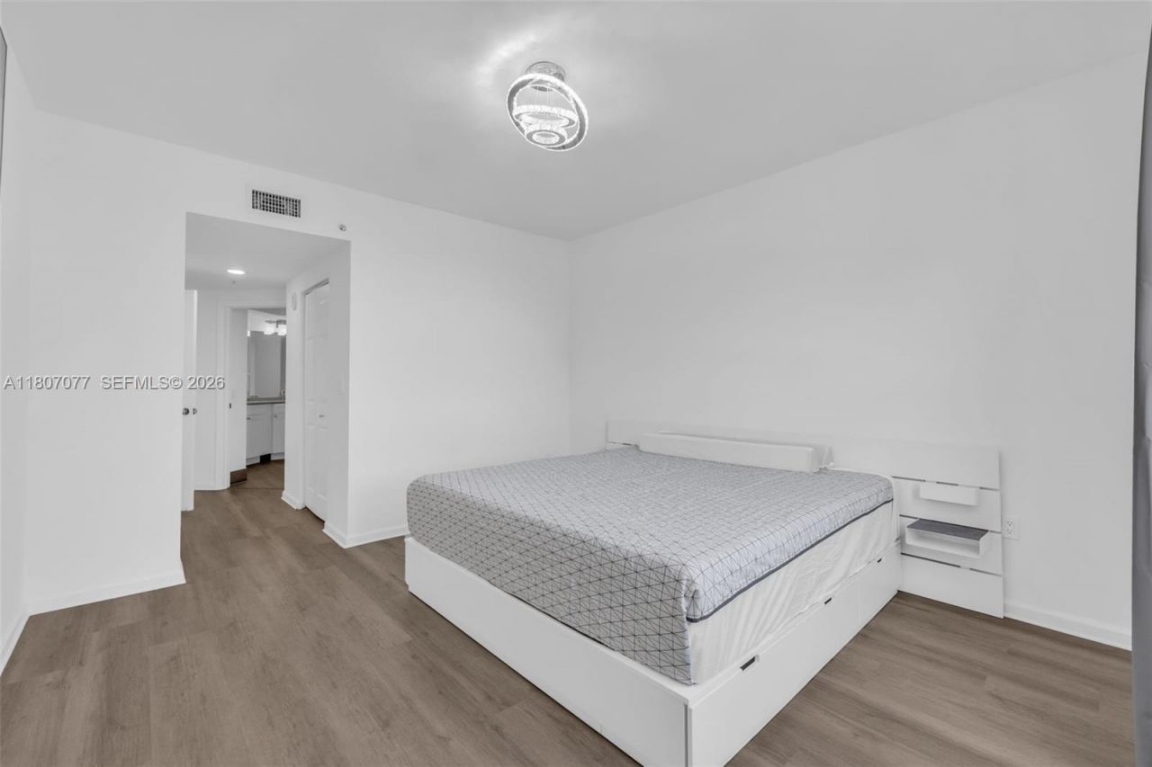 17150 N Bay Rd, Unit 2814, Sunny Isles Beach, FL 33160 Photo