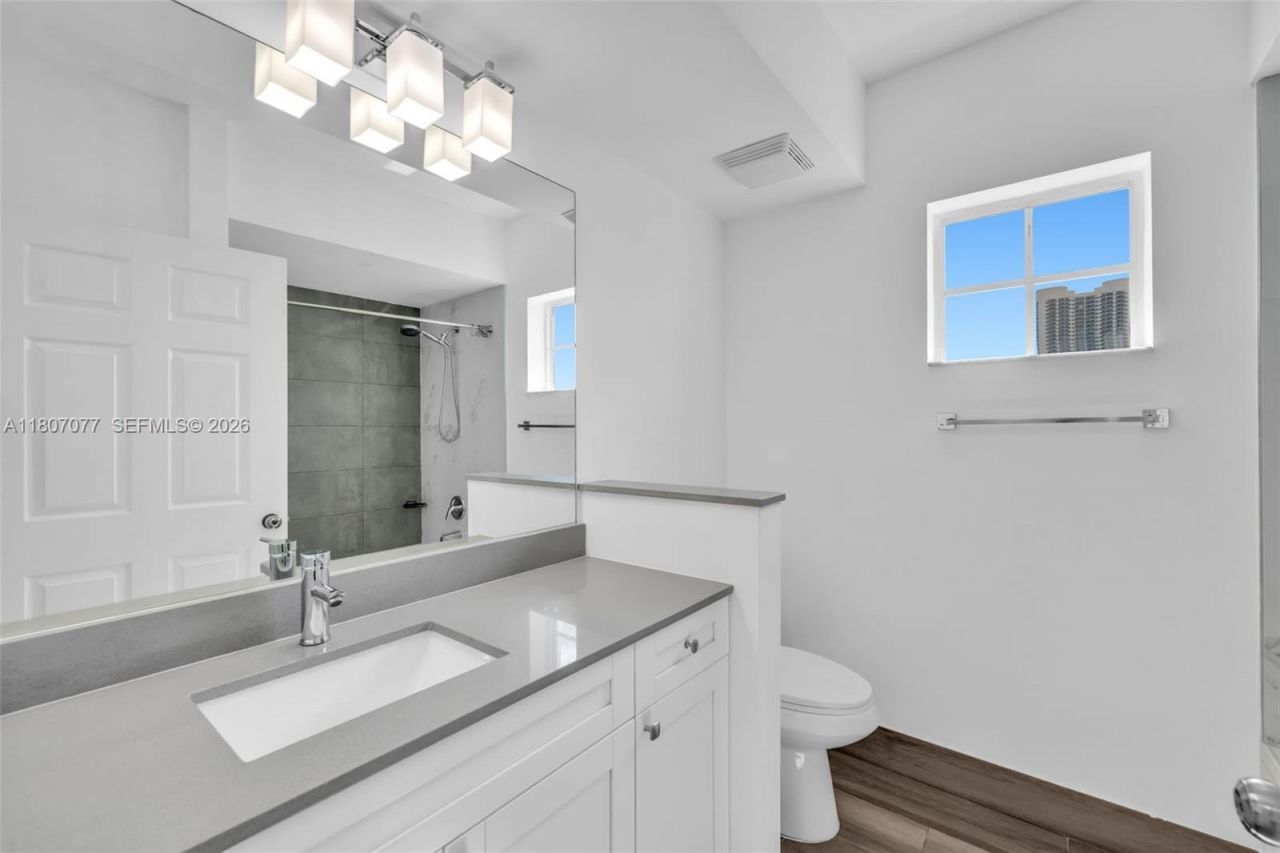 17150 N Bay Rd, Unit 2814, Sunny Isles Beach, FL 33160 Photo