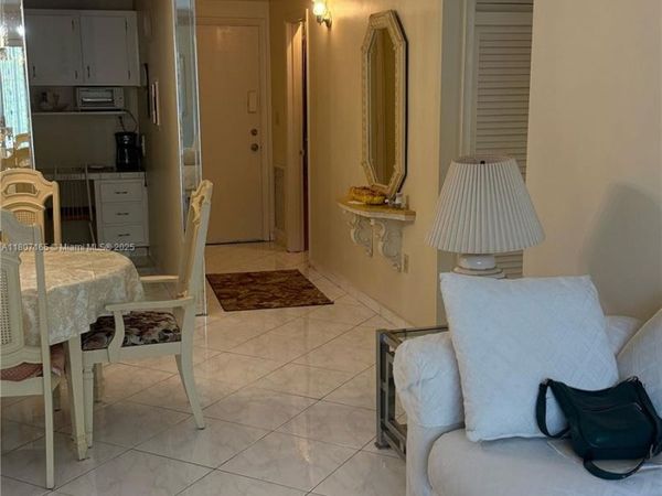 1395 NE 167th St, Unit 203, Miami, FL 33162