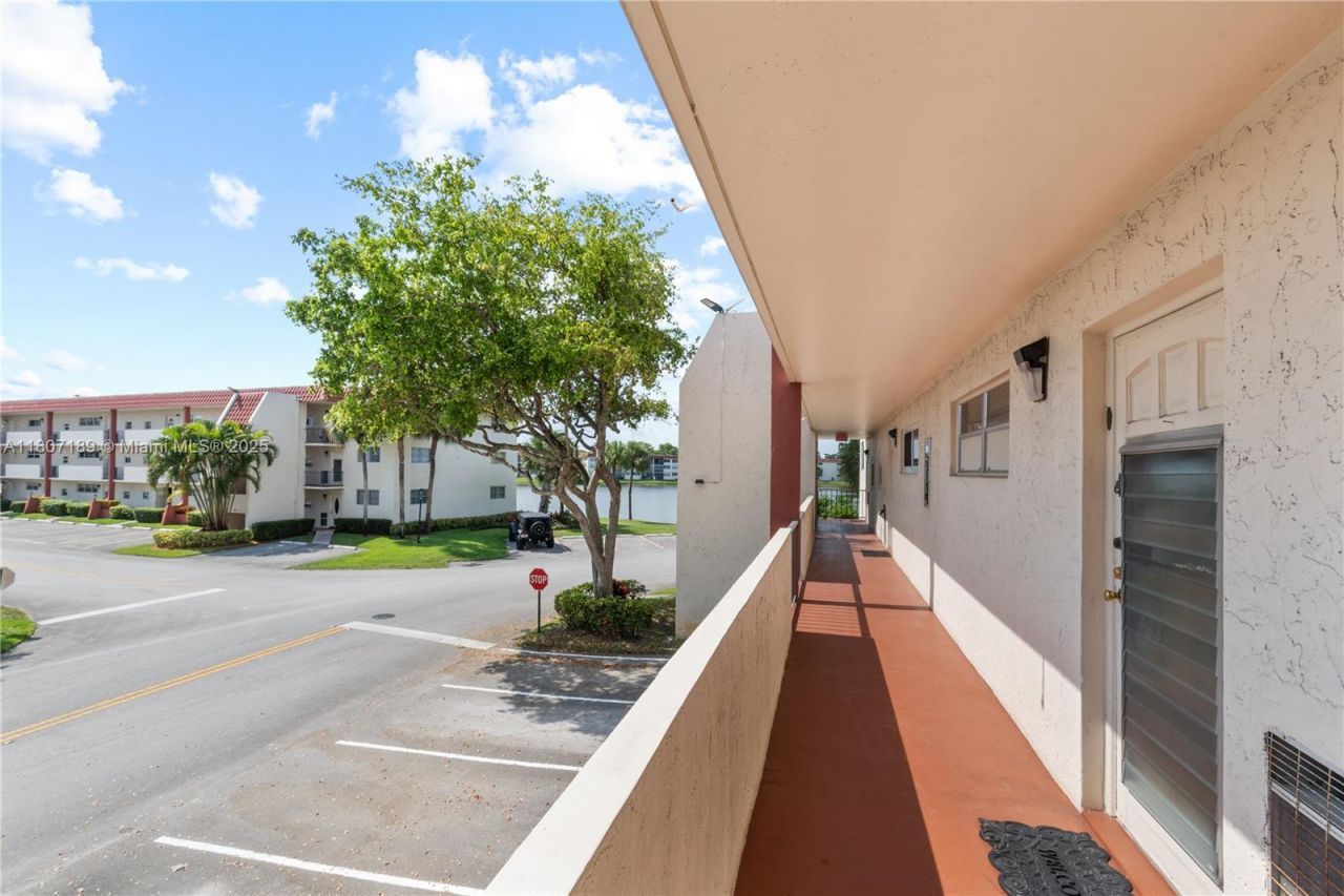 9220 S Hollybrook Lake Dr, Unit 208, Pembroke Pines, FL 33025 Photo