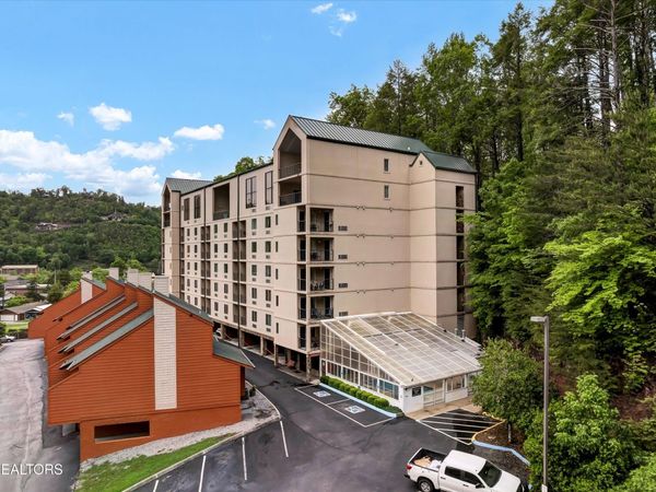 413 Baskins Creek Rd, Gatlinburg, TN 37738