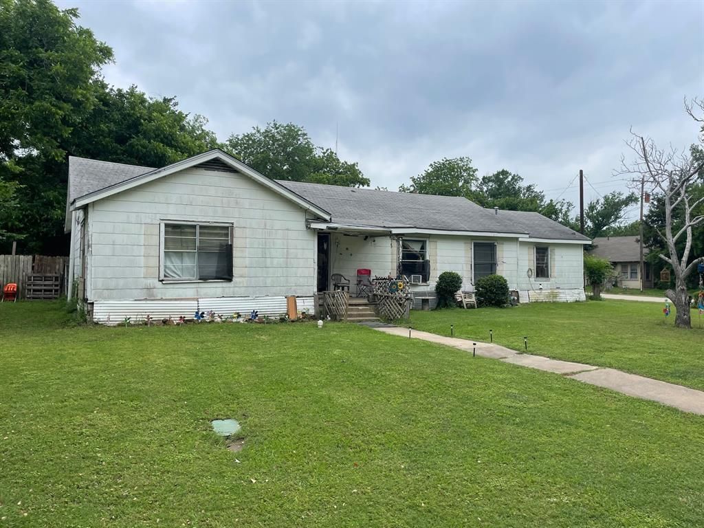 310 W Angeline Street, Groesbeck, TX 76642 Main Photo