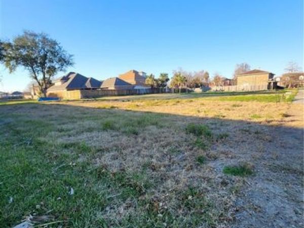 16 QUEENS Court, Chalmette, LA 70043