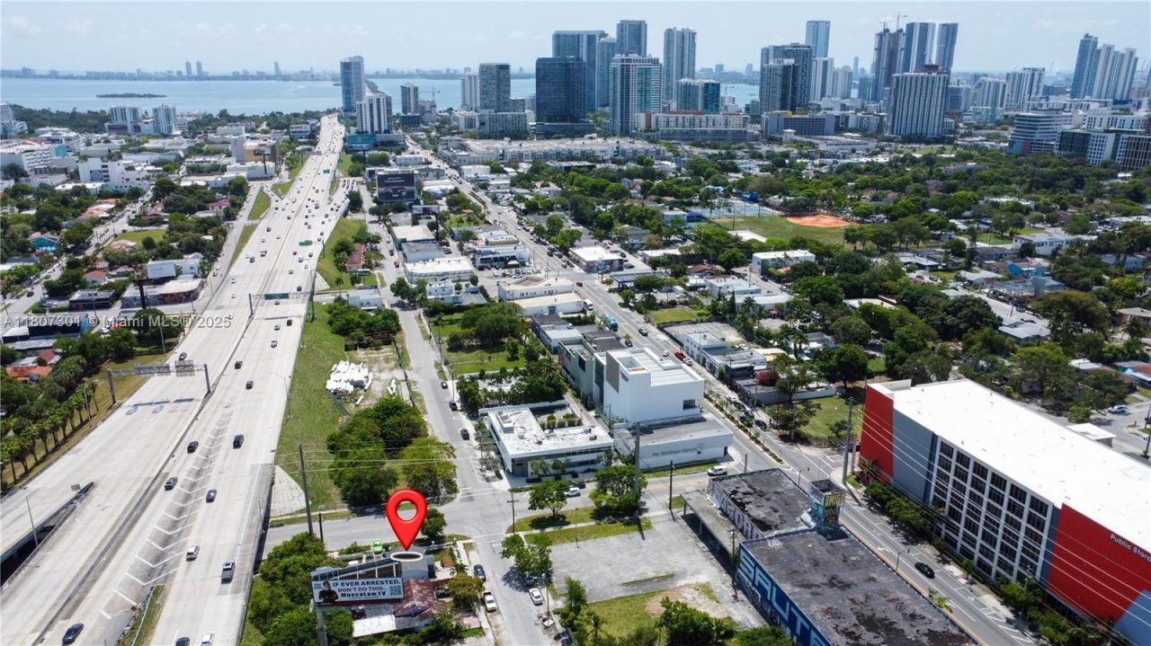 301 NW 37th St, Miami, FL 33127 Photo