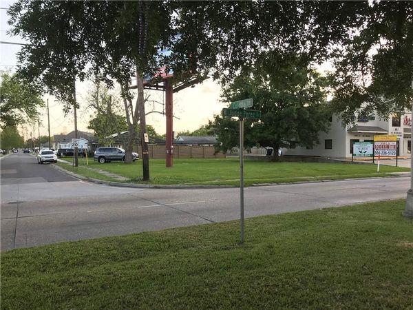 904 W JUDGE PEREZ Drive, Chalmette, LA 70043