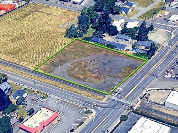 119 N Pacific HWY, Woodburn, OR 97071