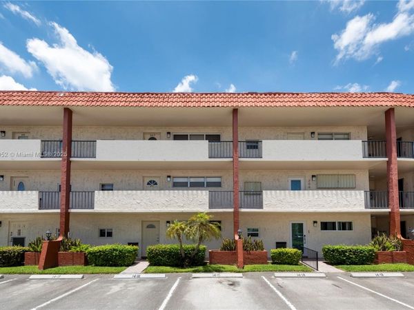 9823 S Hollybrook Lake Dr, Unit 105, Pembroke Pines, FL 33025
