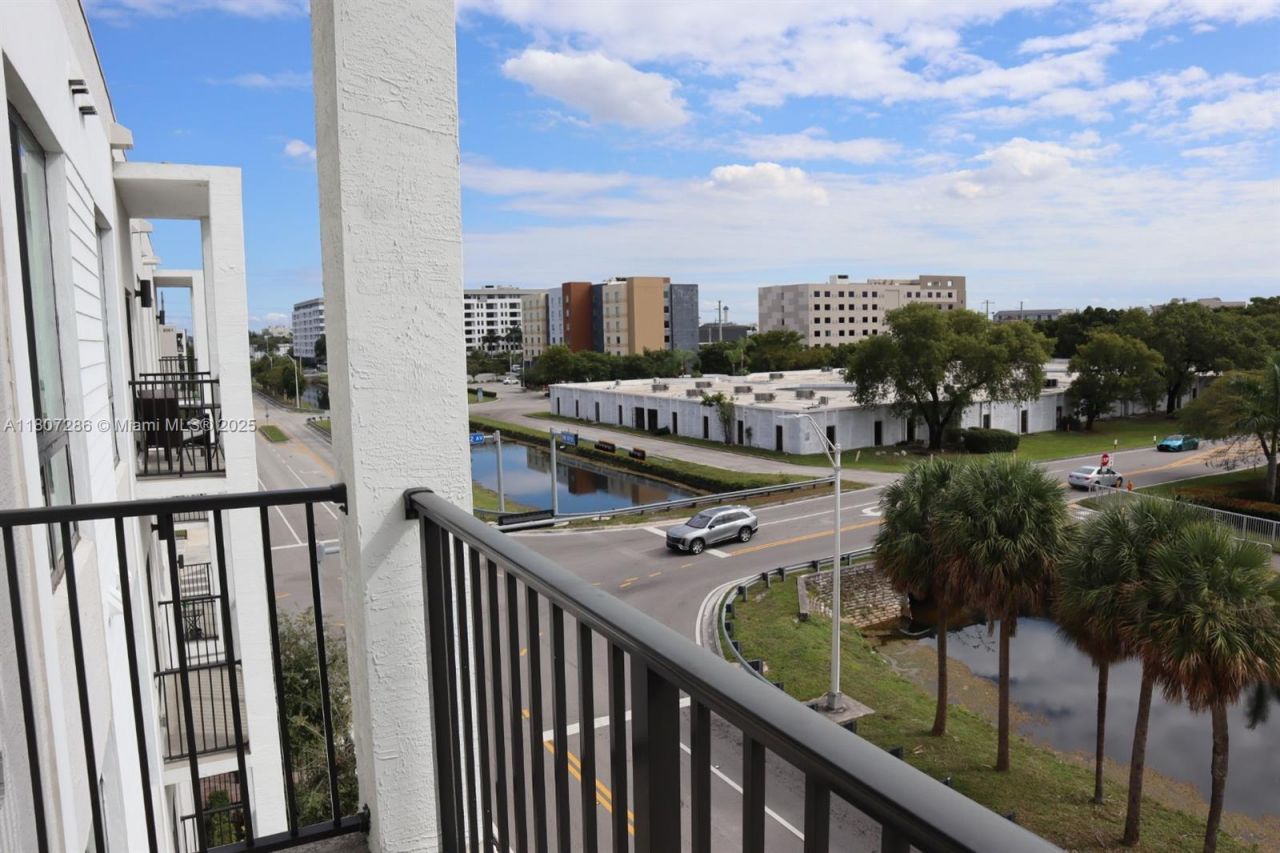8201 NW 41st St, Unit D-402, Doral, FL 33166 Photo