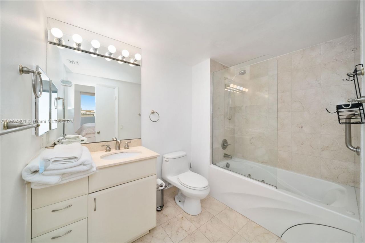 6365 Collins Ave, Unit 2110, Miami Beach, FL 33141 Photo