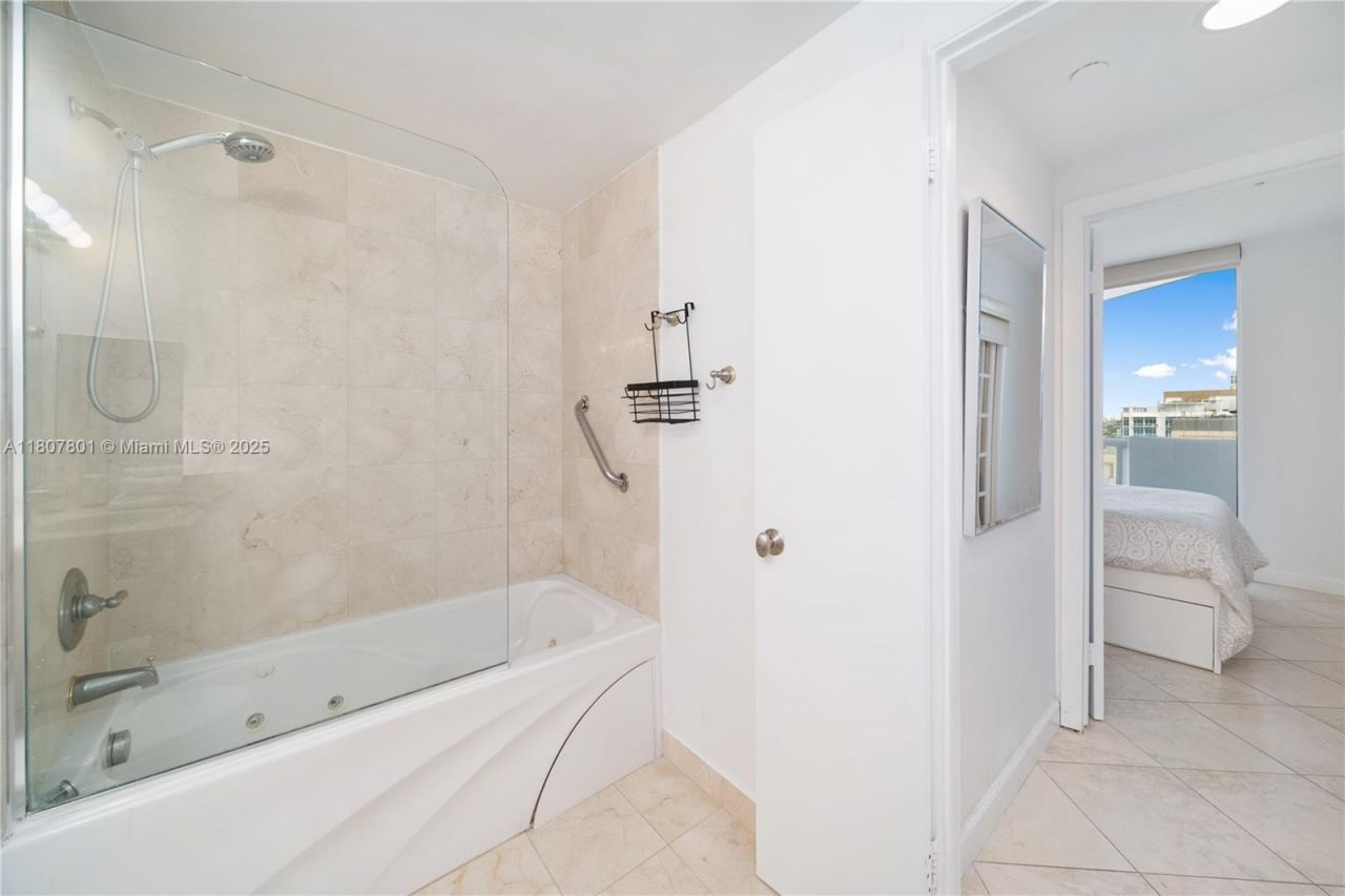 6365 Collins Ave, Unit 2110, Miami Beach, FL 33141 Photo