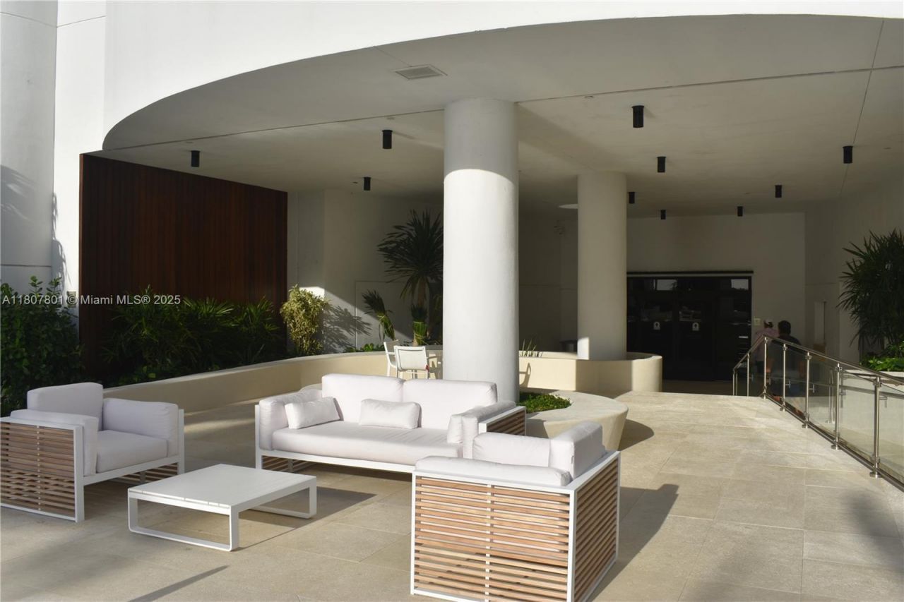 6365 Collins Ave, Unit 2110, Miami Beach, FL 33141 Photo