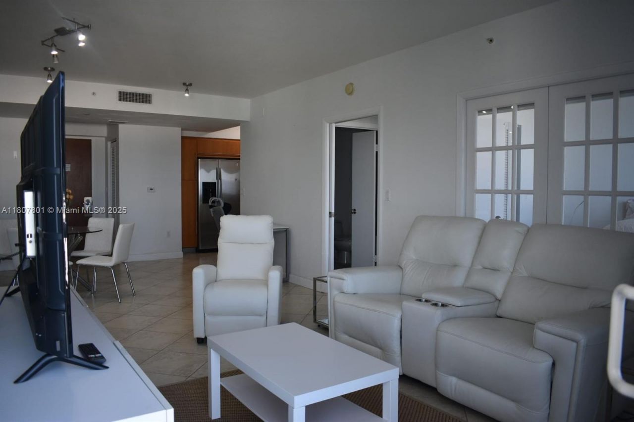 6365 Collins Ave, Unit 2110, Miami Beach, FL 33141 Photo