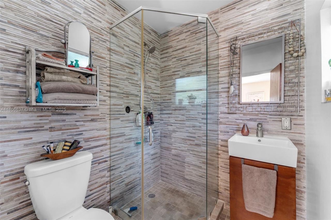 1895 SW 25th St, Miami, FL 33133 Photo