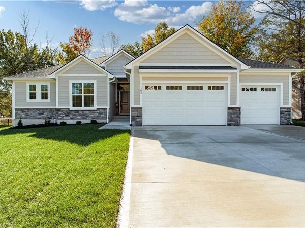 303 SW 17th Street, Oak Grove, MO 64075
