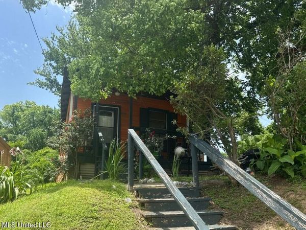 1002 Howard Street, Vicksburg, MS 39183