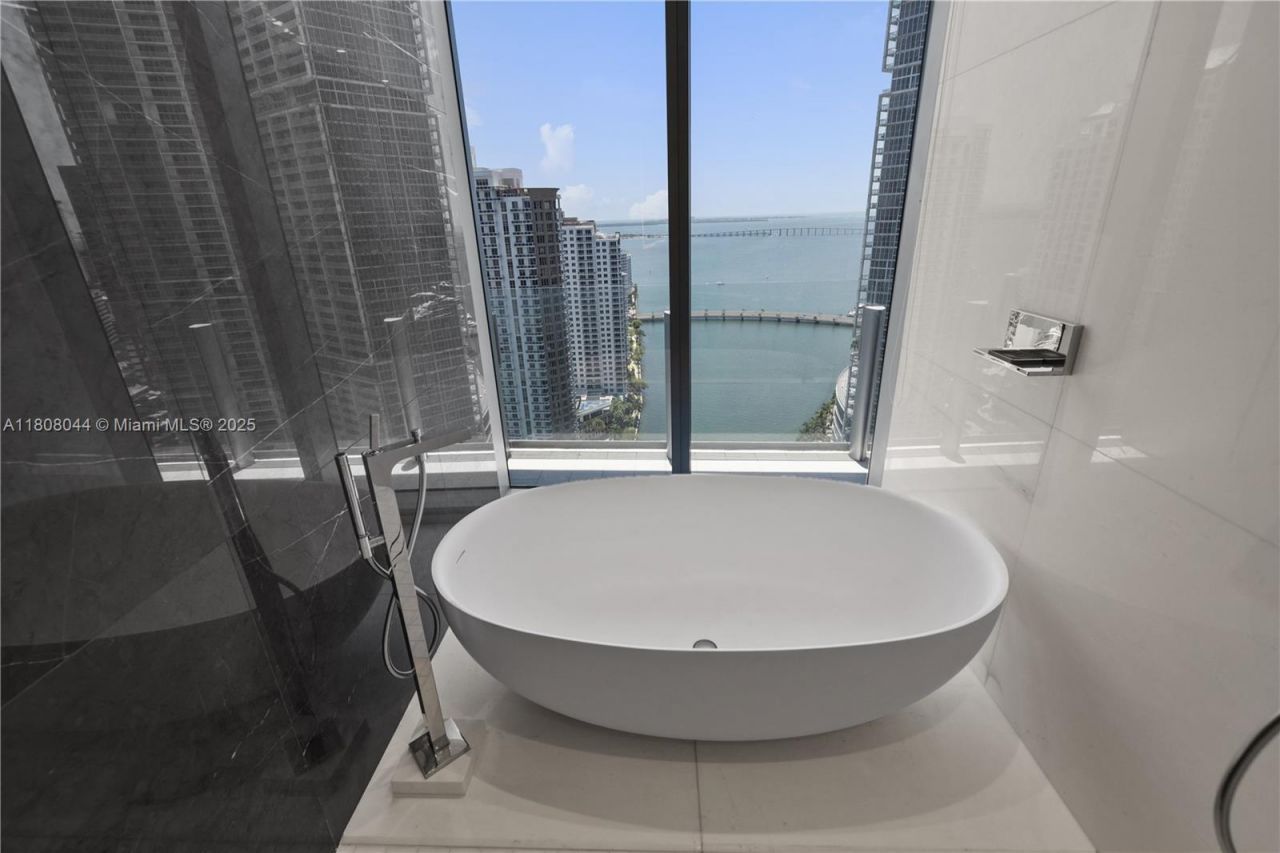 300 Biscayne Blvd Way, Unit 3104, Miami, FL 33131 Photo