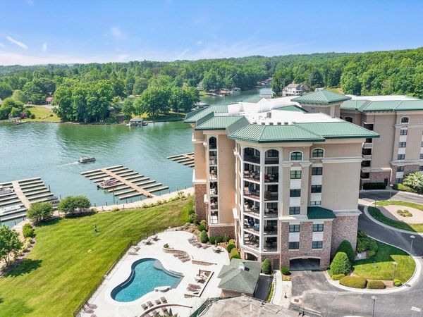 100 Bridgewater Pointe PL, Unit 401, Moneta, VA 24121