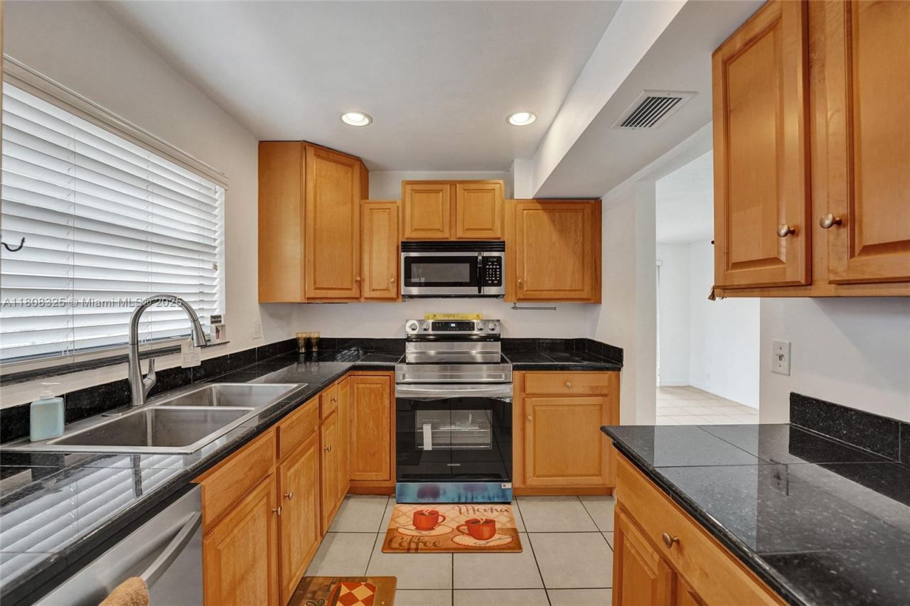 1551 NW 92nd Ave, Unit 185, Pembroke Pines, FL 33024 Photo