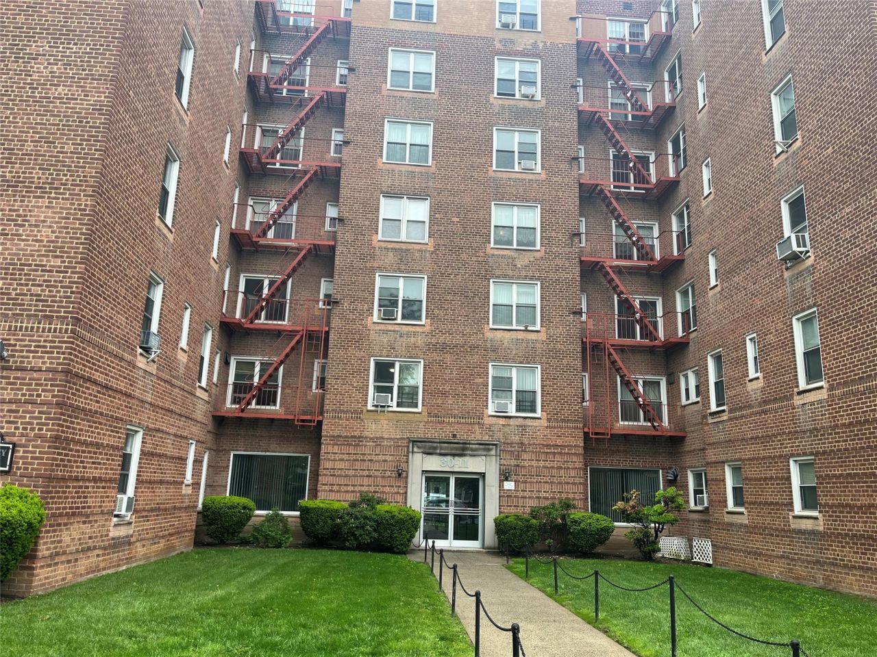 30-11 Parsons Boulevard, Unit 6 R, Flushing, NY 11354 Main Photo