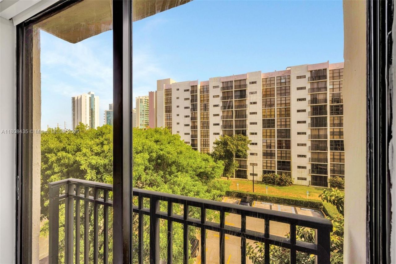 16919 N Bay Rd, Unit 521, Sunny Isles Beach, FL 33160 Photo