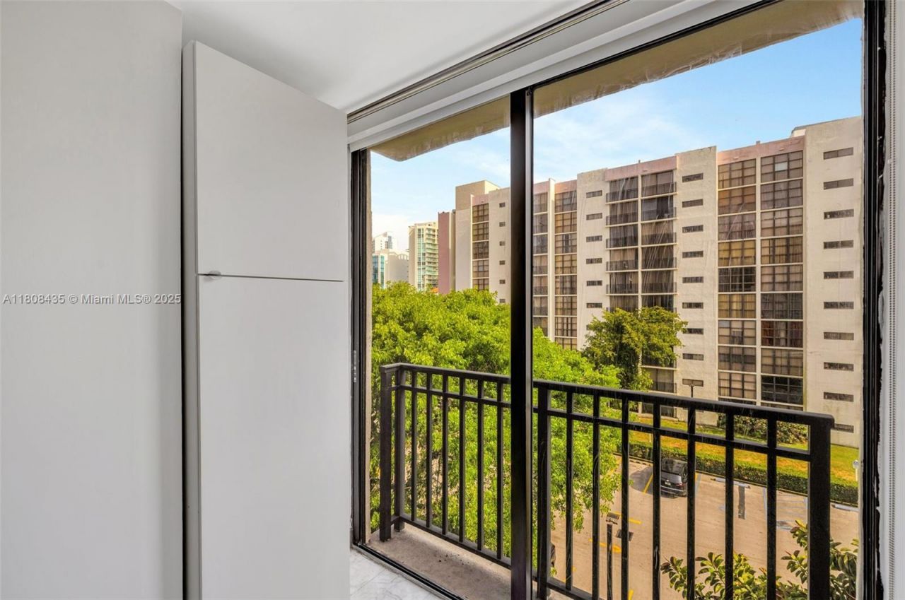 16919 N Bay Rd, Unit 521, Sunny Isles Beach, FL 33160 Photo