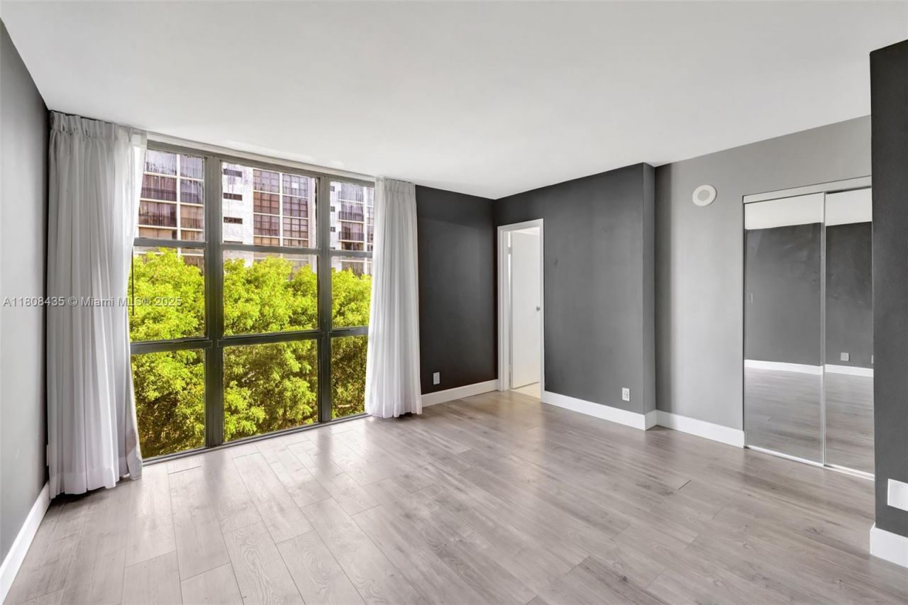 16919 N Bay Rd, Unit 521, Sunny Isles Beach, FL 33160 Photo