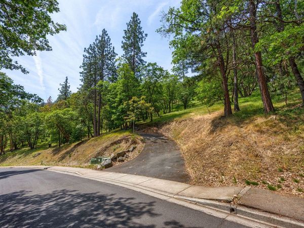 390 Strawberry Lane, Ashland, OR 97520