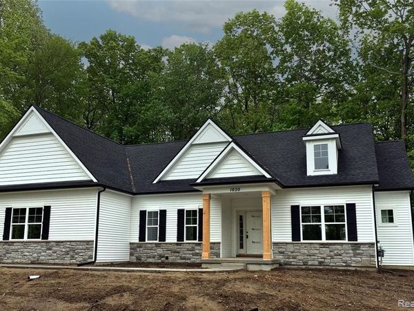1020 Woods Edge Drive, Hartland Twp, MI 48353