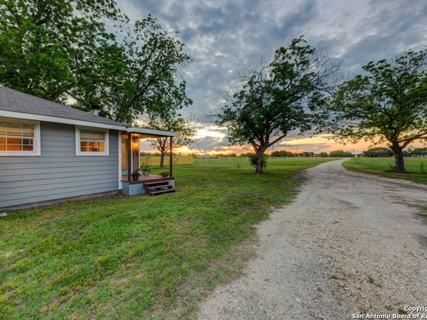 15592 Miller, St Hedwig, TX 78152
