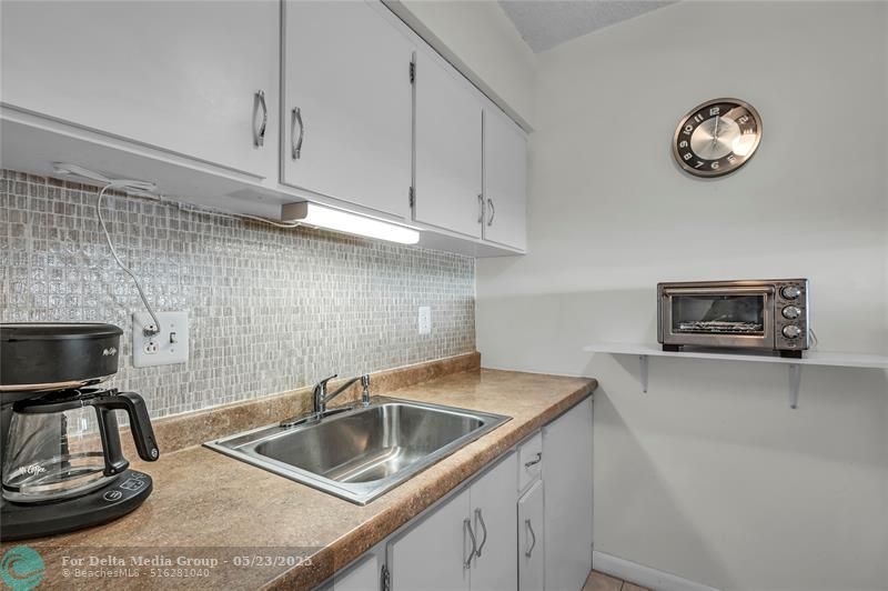 925 SW 11th Avenue, Unit J-17, Hallandale Beach, FL 33009 Photo