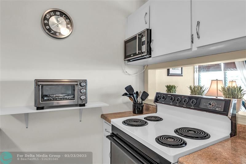 925 SW 11th Avenue, Unit J-17, Hallandale Beach, FL 33009 Photo