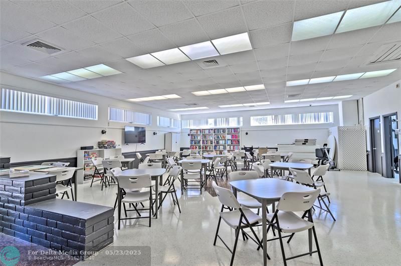 925 SW 11th Avenue, Unit J-17, Hallandale Beach, FL 33009 Photo