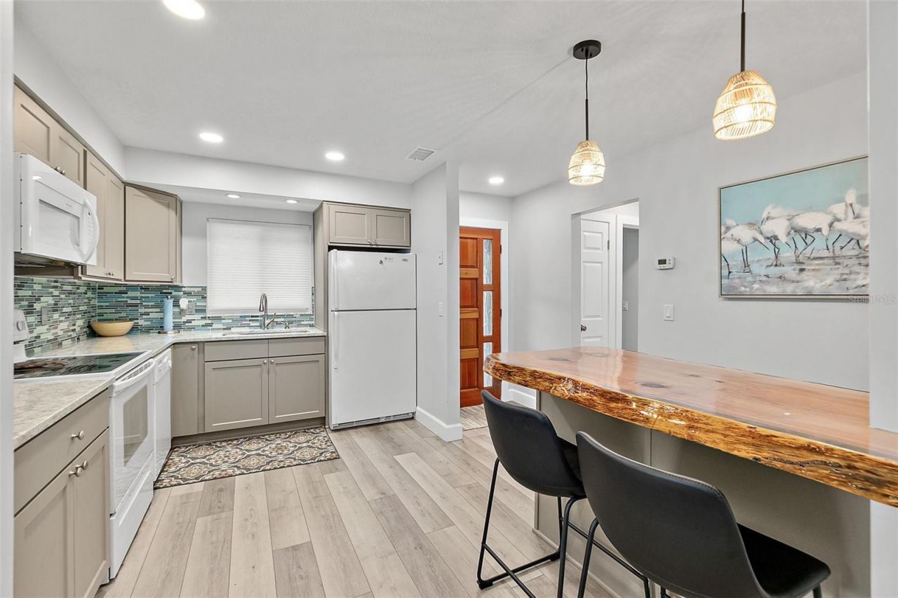 809 E 14th Avenue, New Smyrna Beach, FL 32169 Photo