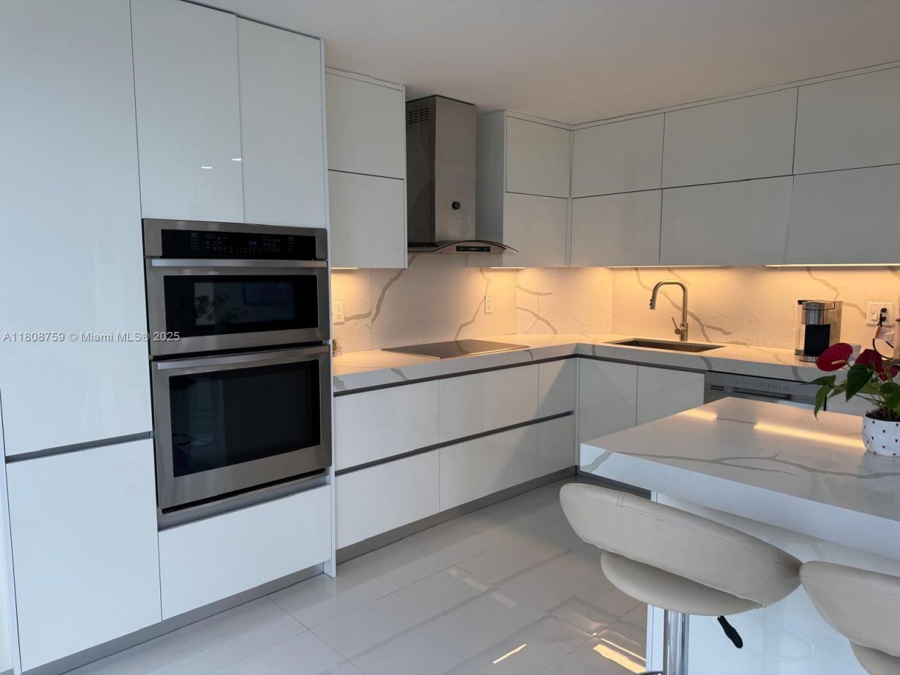 6423 Collins Ave, Unit 1001, Miami Beach, FL 33141 Photo