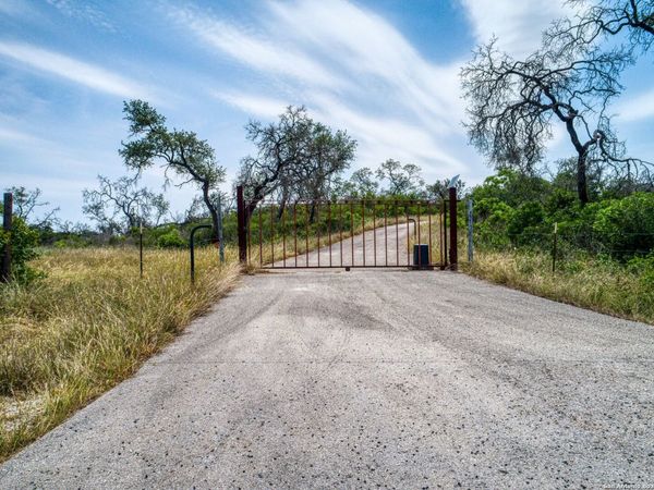 3044 County Road 2615, Rio Medina, TX 78066