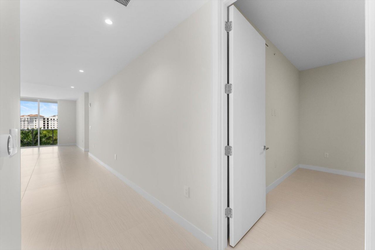 220 SE Mizner Boulevard, Unit 609, Boca Raton, FL 33432 Photo