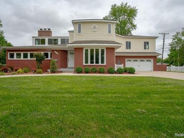 622 Sunningdale Drive, Grosse Pointe Woods, MI 48236