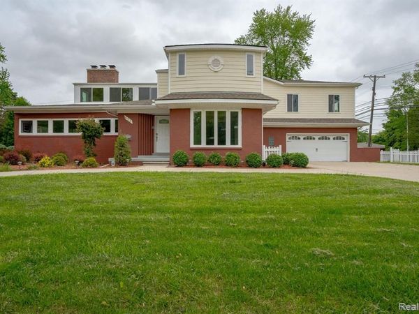 622 Sunningdale Drive, Grosse Pointe Woods, MI 48236