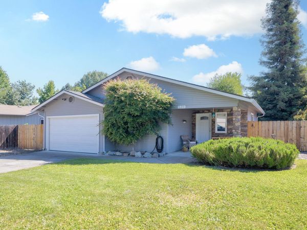 539 James Street, Talent, OR 97540