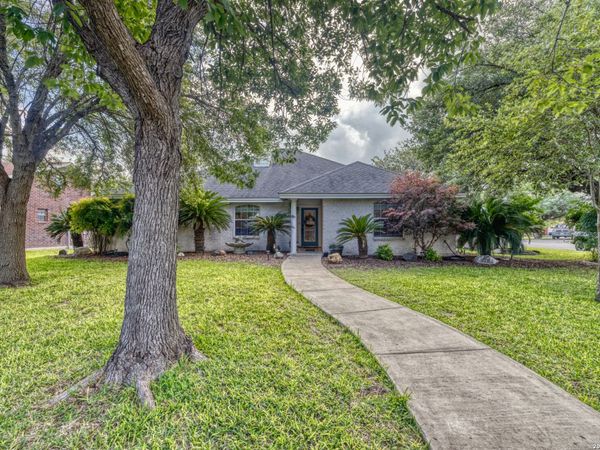633 Sunrise Ave, Uvalde, TX 78801