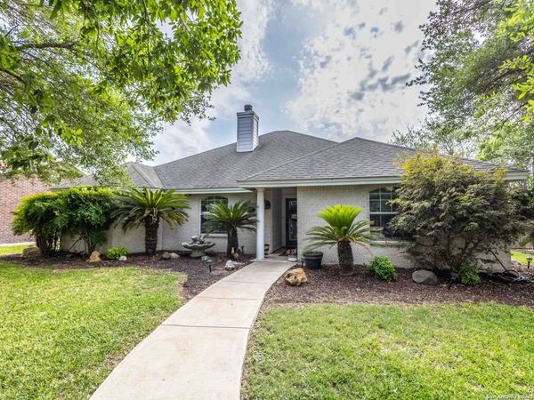 633 Sunrise Ave, Uvalde, TX 78801