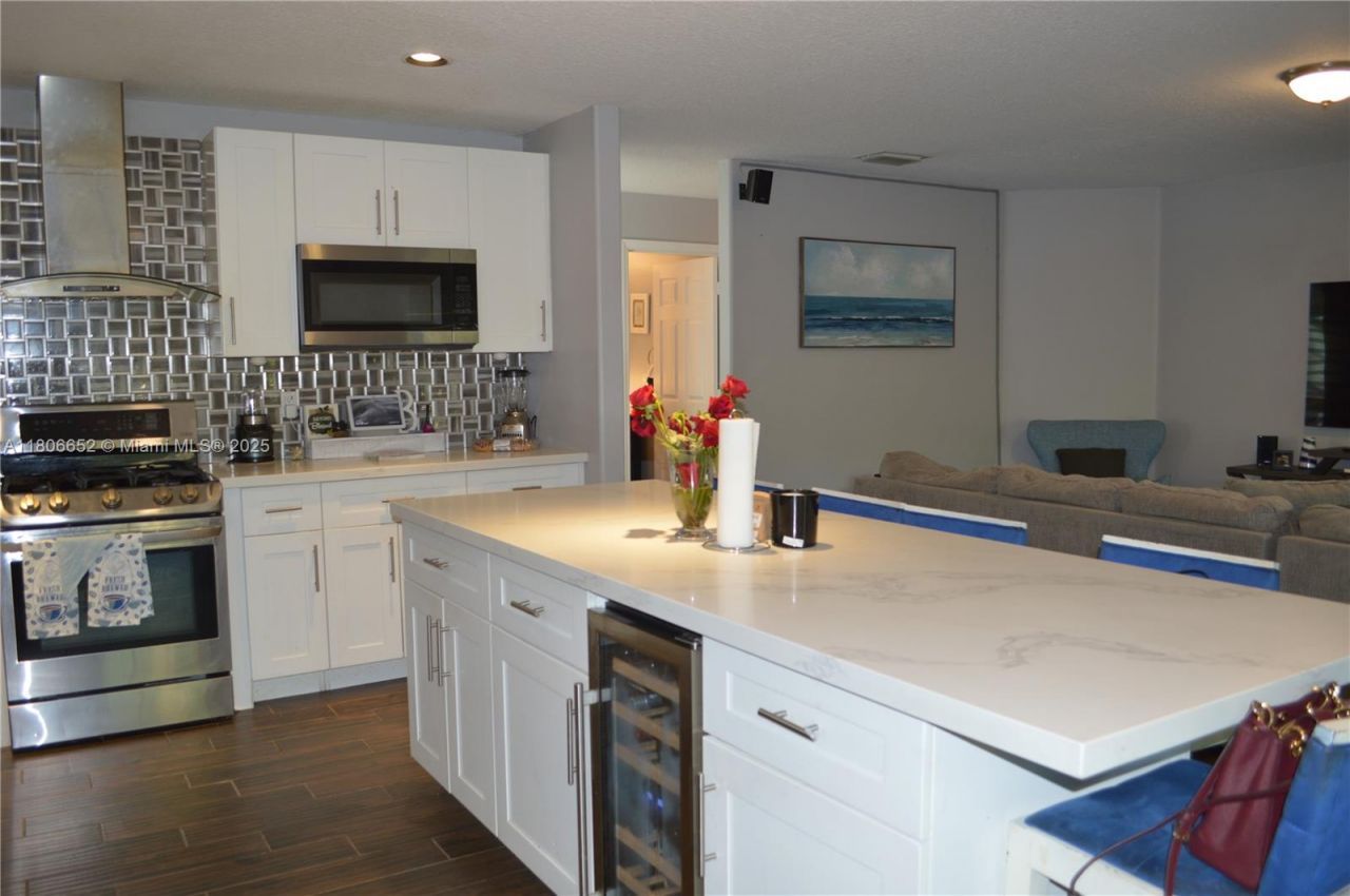 2220 NW 137th Ave, Sunrise, FL 33323 Photo