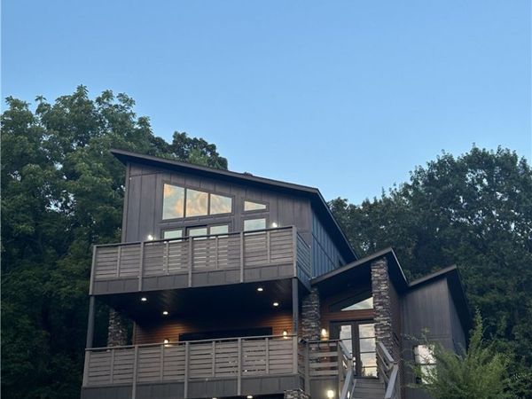 1038 N Lakeside Drive, Fayetteville, AR 72701